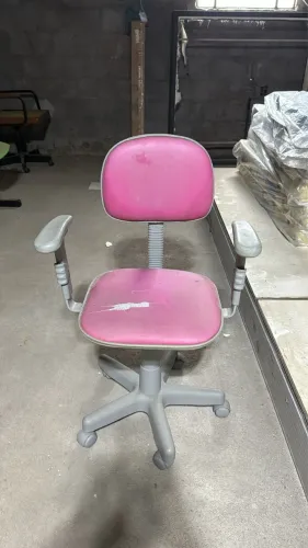 Cadeira rosa com rodinhas 