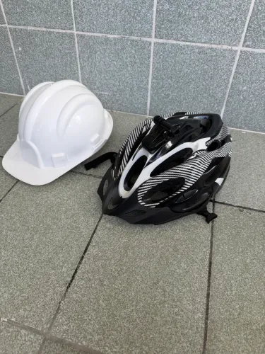 Capacetes de bicicleta e de obra