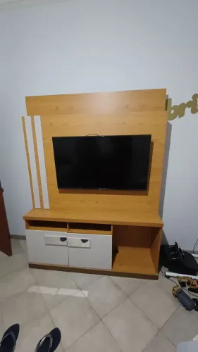 Estante com Painel para TV e Armário Muito Bem Conservada