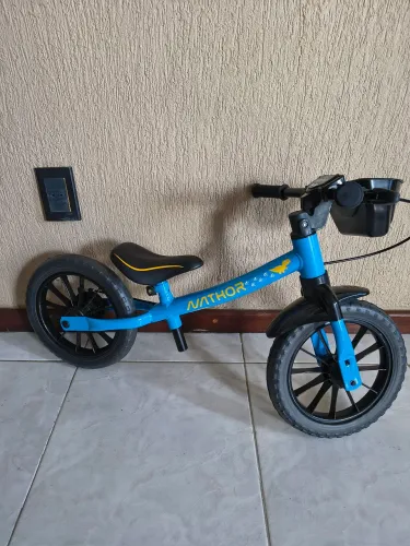 Bicicleta infantil de equilíbrio