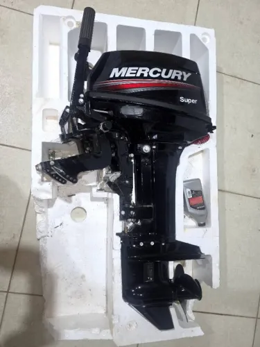 Motor de popa estado de novo