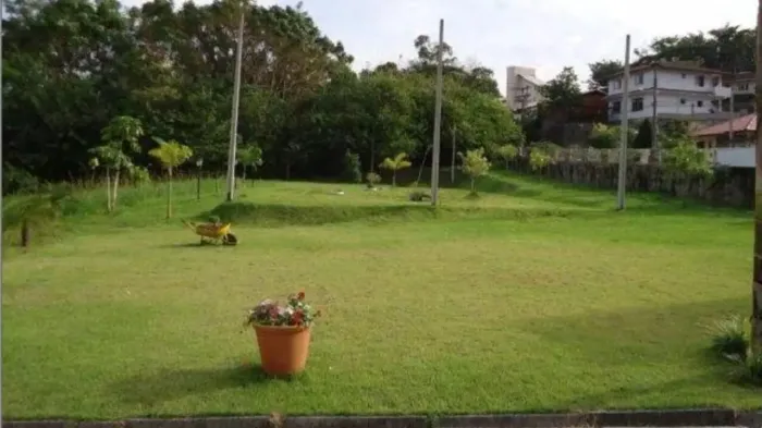 Terreno à venda com 360m² no Saco Grande