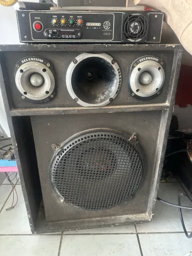 Vendo caixa com amplificador, fone Tornado 15? 2200,twitas e corneta selenium