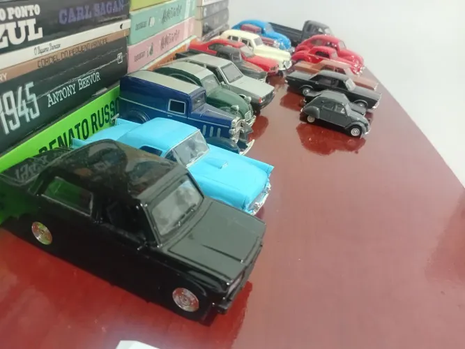 17 lindas miniaturas de ferro Carros antigos
