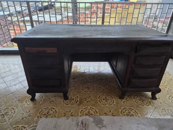 Mesa de escritório antiga. Madeira maciça 