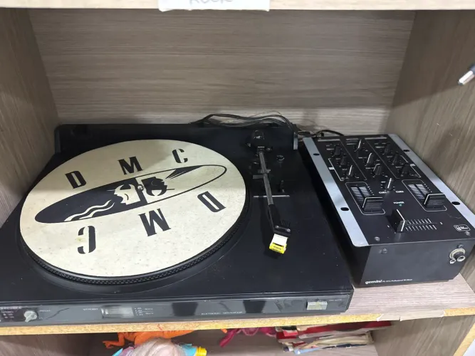 Vendo Par de toca discos e Mixer.