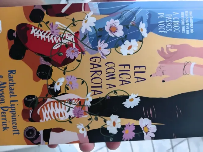 Livro Ela Fica com a Garota - Rachael Lippincott e Alyson Derrick.