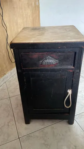 VENDE-SE MESA DE CANTO DE MADEIRA MACIÇA
