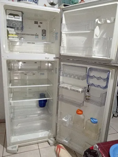 Vendo geladeira, defeito parou de gelar.