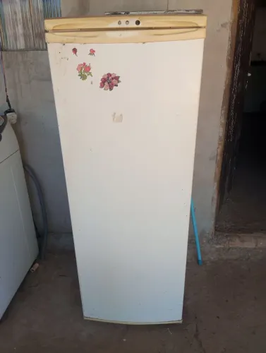 Vende-se duas geladeiras velhas mais funciona que eu estava usando