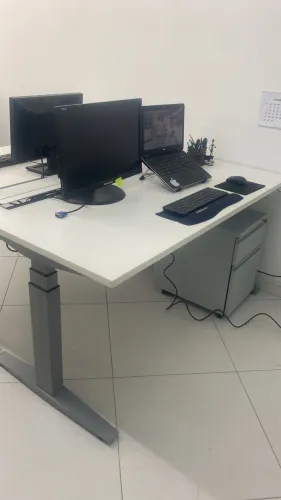 Mesa escritório com regulagem automática de altura Herman Miller