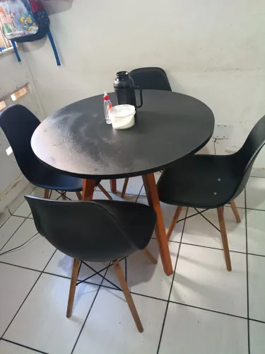 Mesa com quatro cadeiras 