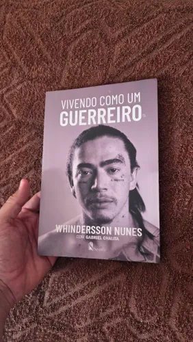 Livro vivendo como um guerreiro.