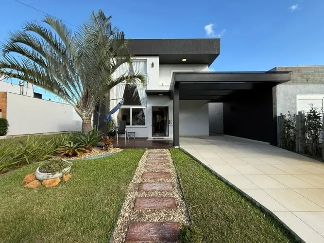 Casa no Condomínio Las Palmas