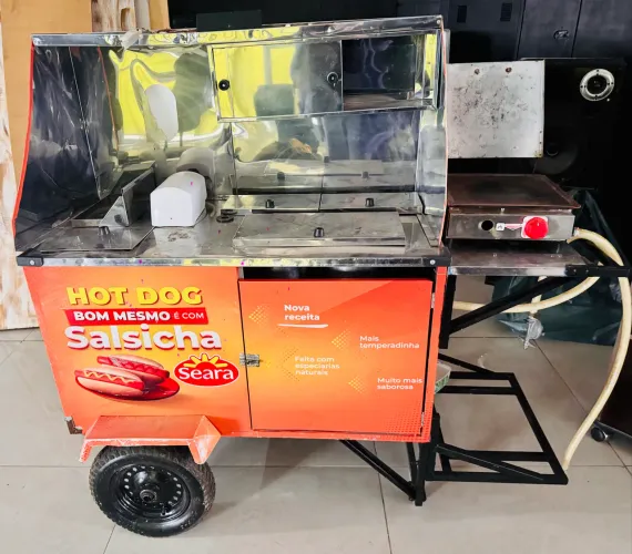Carrinho de cachorro quente e lanches prensados