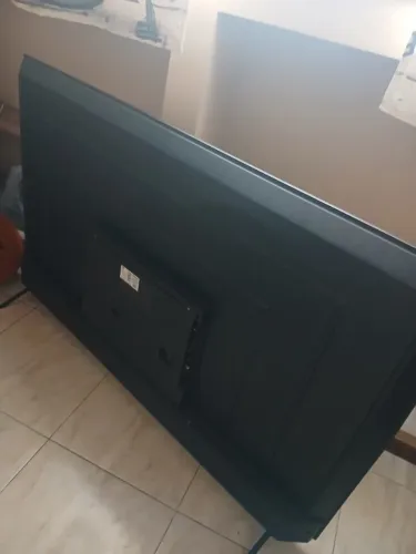 Smart tv full hd 65 polegadas com defeito na tela, esbarrei sem querer.