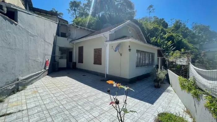 Casa à venda 6 Quartos, 2 Vagas, 953M², Mosela, Petrópolis - RJ