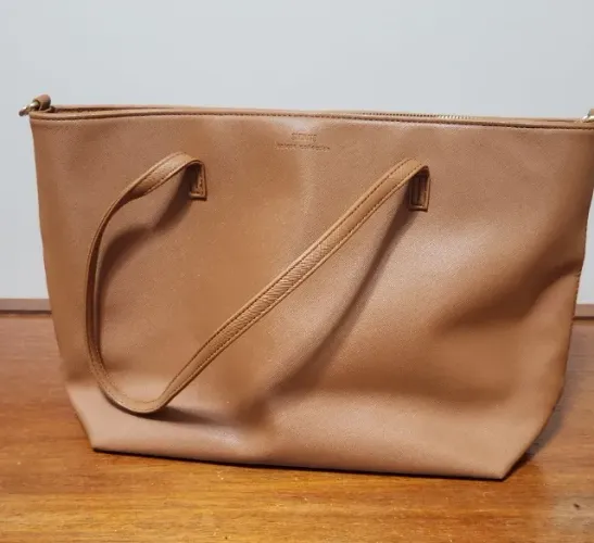 Bolsa feminina modelo Satinato (linha Unique Collection), comprada na Renner.