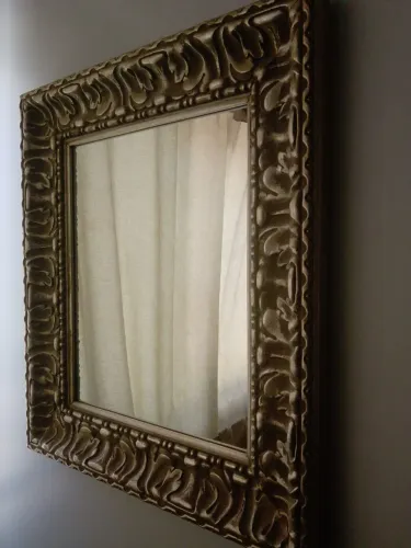 Espelho decorativo com moldura dourada clássica<br><br>Valor: R$ 250
