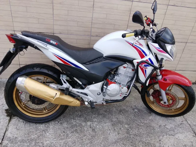CB 300R capitão América