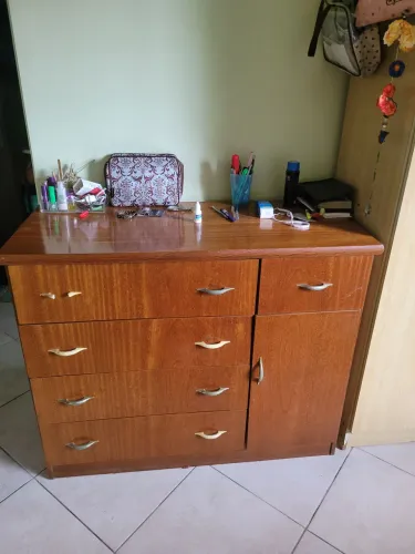 CÔMODA COM 5 GAVETAS/1 PORTA