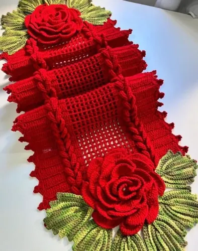 Caminho de Mesa em Crochê Artesanal com Flores e Folhas em Relevo