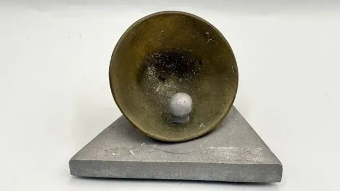 Escultura Abstrata Bronze Assinada Base Triangular