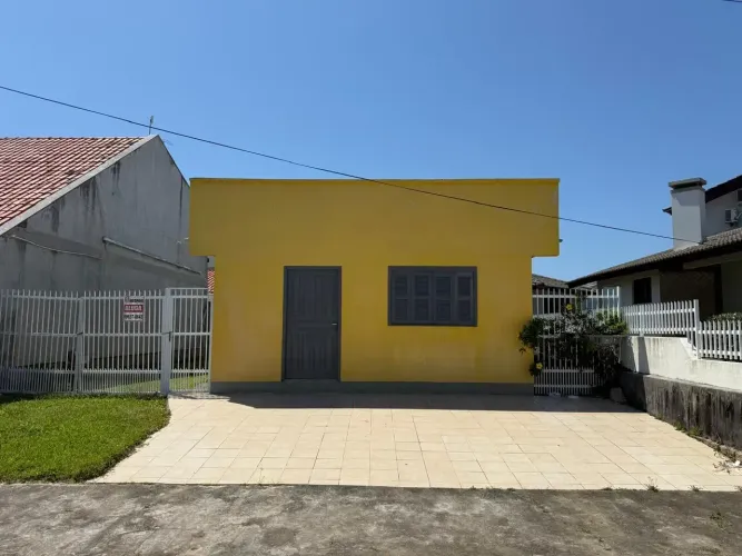 Casa para locação anual no Balneário Rincão a 3 quadras do mar