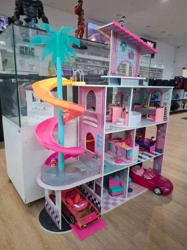 Casinha da Lol com acessórios.