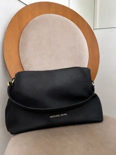 Bolsa Michael Kors com marcas de uso