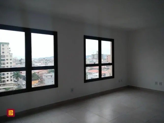 Sala comercial bem localizada em Barreiros