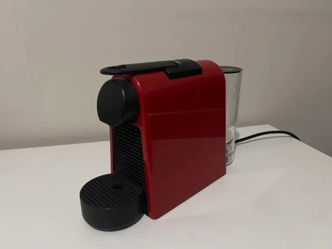 Cafeteira Nespresso Essenza Mini vermelha
