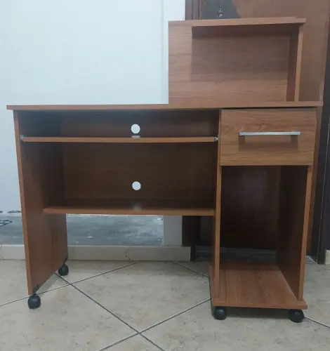 Escrivaninha Para Computador Com Rodízios E Gaveta - Estado De Nova