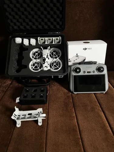 Kit Drone DJI Neo combo fly more controle com tela + acessórios e maleta