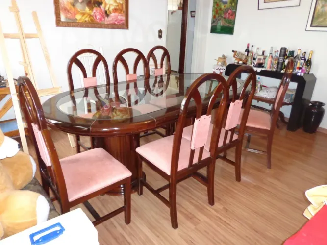Meja jantar antiga e maciça com cadeiras