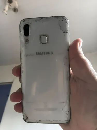 Galaxy a30 com algumas marcas de uso