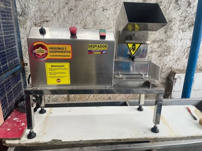 Desfiador de Frango, Carne e Ralador Industrial em Inox - Semi Novo