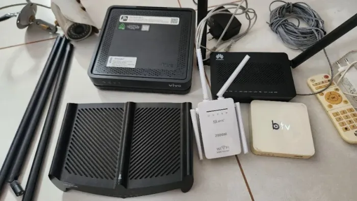 Kit Modem, Roteadores, Dispositivo de Streaming de TV e Câmera