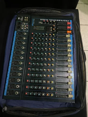 Mesa de som 12 canais no case 
