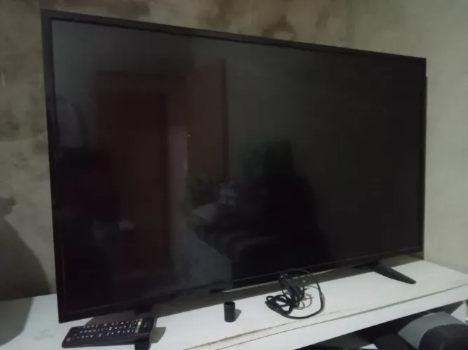 Smart tv LG 43 polegadas. Com controle e pés originais.