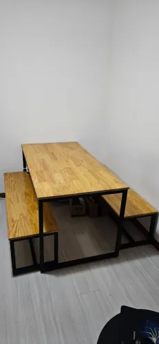 Mesa de jantar com dois bancos