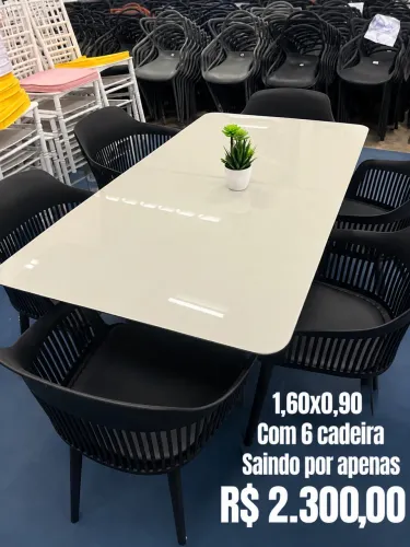 Conjunto de mesa com 4 cadeiras