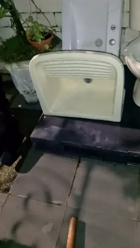 Tanque de louça cor bege