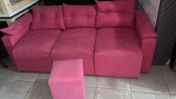 Sofá retrátil com puff de bride