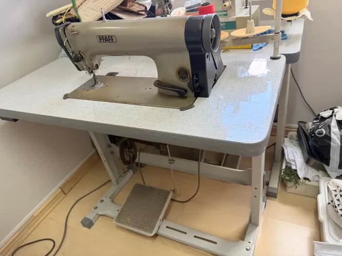 Máquina de Costura Reta Industrial PFAFF - Com Servo Motor Silencioso (220V)