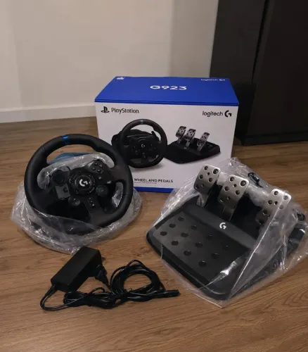 Volante Logitech G923 com Pedais - PS4/PS5 - Pouco Uso
