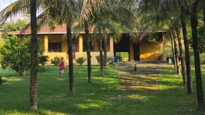 Linda Fazendinha com sede 3 quartos Mobiliada, Churrasqueira Completa, 3 lagos com peixes 