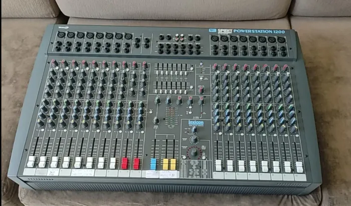 Console Spirit soundcraft powerstation 1200 estado de novo.