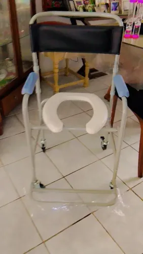 Cadeira de rodas para banheiro