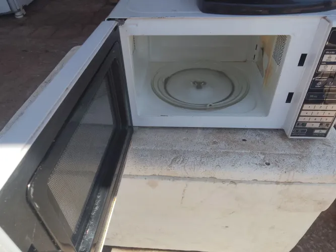 Vendo esse microondas perfeito só 150 retira p sul ZAP *